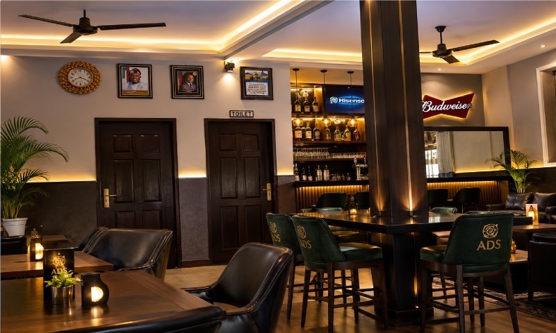 Lounge & Bar