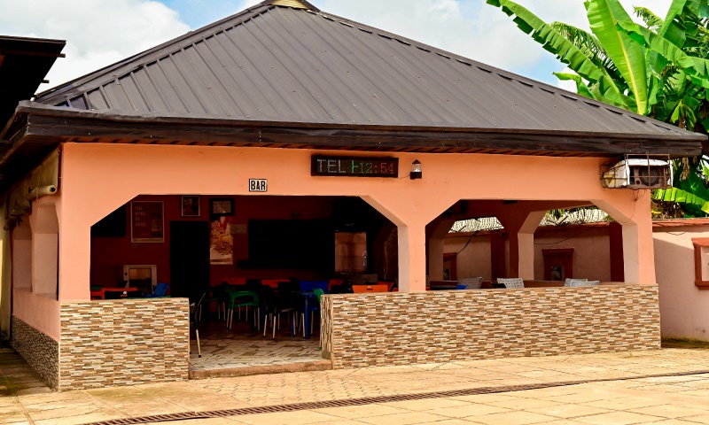 Restaurants & Bar